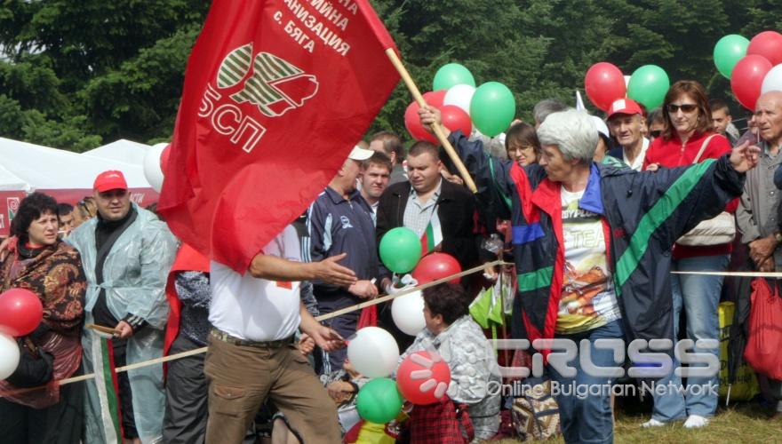 Хиляди социалисти от цялата страна се събраха на връх Бузлуджа за традиционния национален събор на партията.