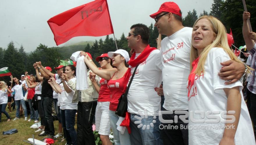 Хиляди социалисти от цялата страна се събраха на връх Бузлуджа за традиционния национален събор на партията.