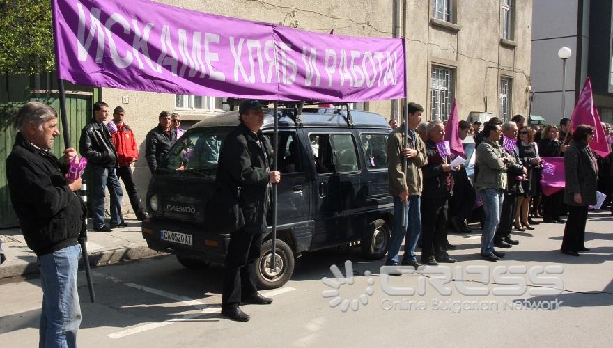 Работници от ДП „Строителство и възстановяване” протестираха пред МРРБ 