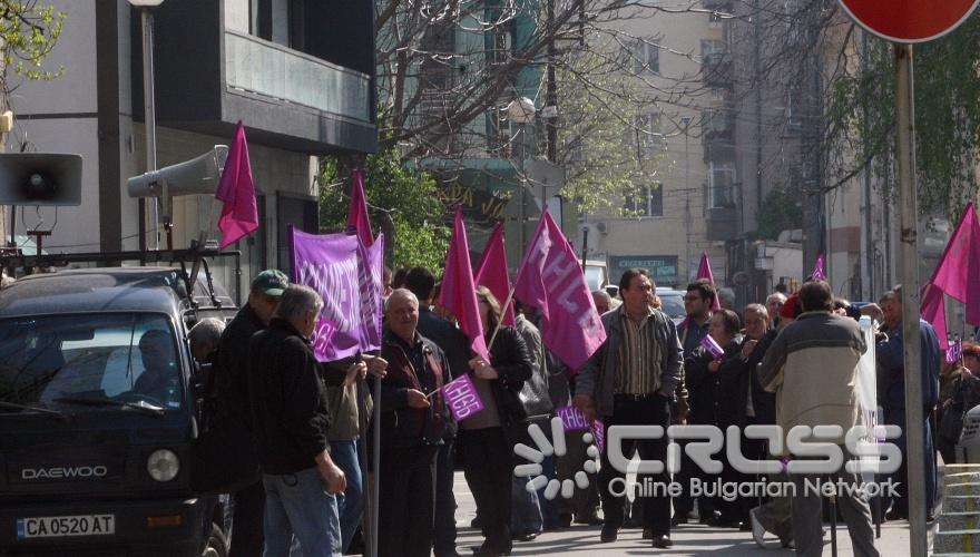 Работници от ДП „Строителство и възстановяване” протестираха пред МРРБ 