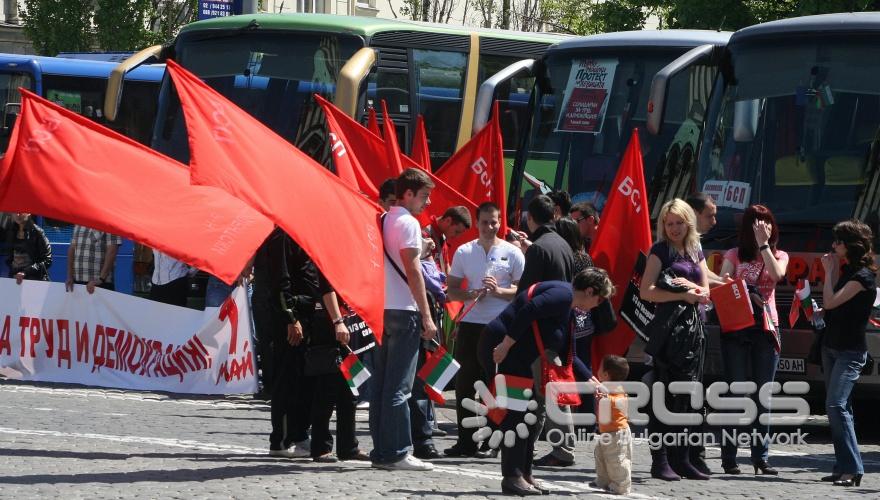 Днес, на площад „Народно събрание" в София се проведе Първомайски протестен митинг на левицата. За да изразят отношението си към политиката на управляващите и за да дадат своя отговор срещу кризата, на площада ще се съберат представители на ръководството на БСП и членове и симпатизанти на левицата от цялата страна. 