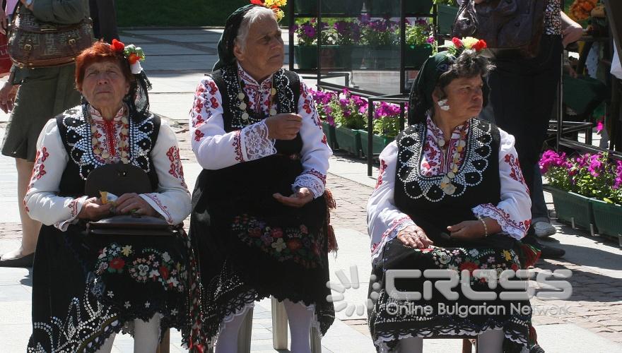 На 1 и 2 май, на сцена пред Народен театър "Иван Вазов" ще се проведе шестото издание на Международния фестивал за автентичен фолклор ". 