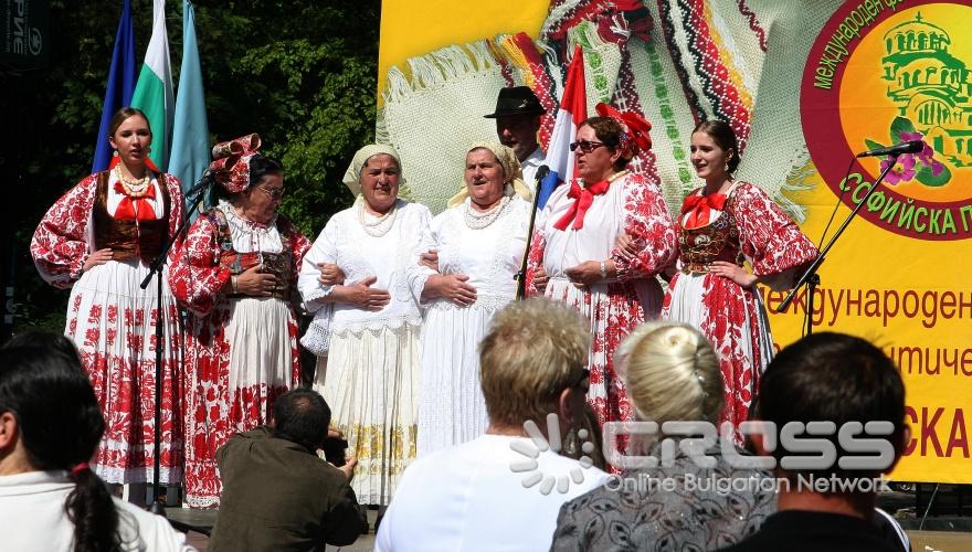 На 1 и 2 май, на сцена пред Народен театър "Иван Вазов" ще се проведе шестото издание на Международния фестивал за автентичен фолклор ". 