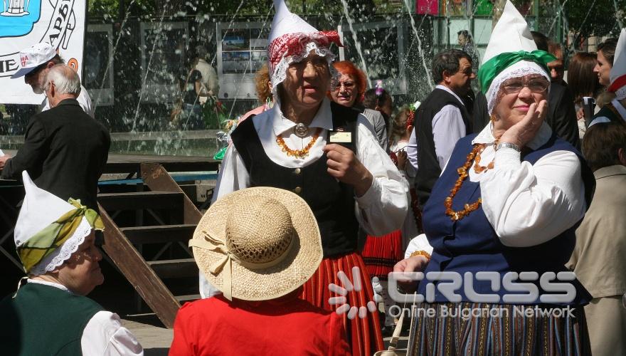 На 1 и 2 май, на сцена пред Народен театър "Иван Вазов" ще се проведе шестото издание на Международния фестивал за автентичен фолклор ". 