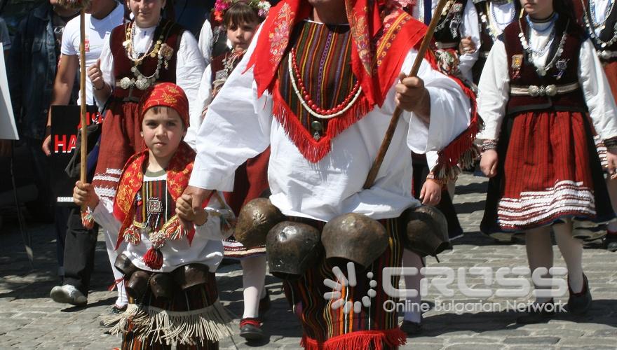 На 1 и 2 май, на сцена пред Народен театър "Иван Вазов" ще се проведе шестото издание на Международния фестивал за автентичен фолклор ". 