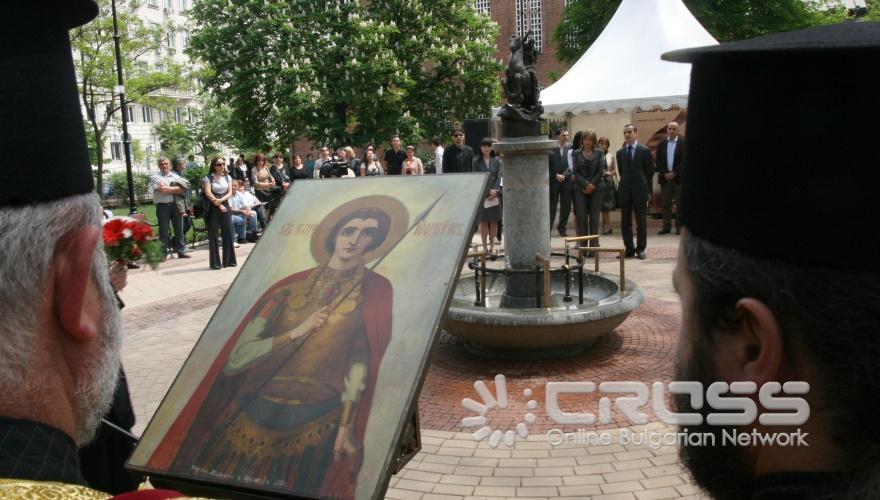 В градинката при църквата „Света София" столичният кмет Йорданка Фандъкова тържествено откри реставрираната паметник-чешма „Св. Георги Победоносец". 