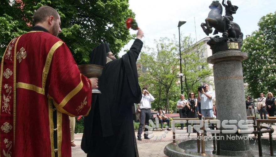 В градинката при църквата „Света София" столичният кмет Йорданка Фандъкова тържествено откри реставрираната паметник-чешма „Св. Георги Победоносец". 