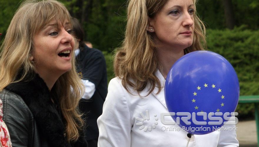 В Южния парк ("Поляната с гълъбите") на специалния щанд на Представителството на ЕК, комисар Кристалина Георгиева даде своя глас в импровизираната анкета за най-важна задача на Европейския съюз през 2010.