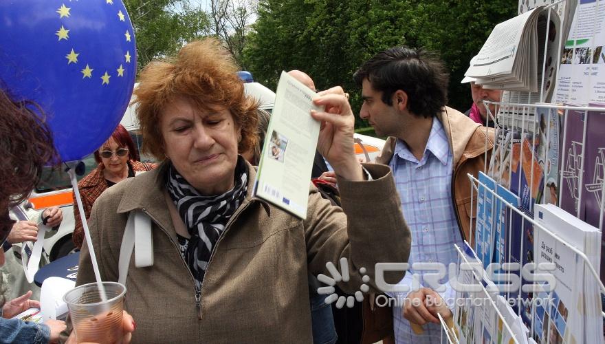 В Южния парк ("Поляната с гълъбите") на специалния щанд на Представителството на ЕК, комисар Кристалина Георгиева даде своя глас в импровизираната анкета за най-важна задача на Европейския съюз през 2010.