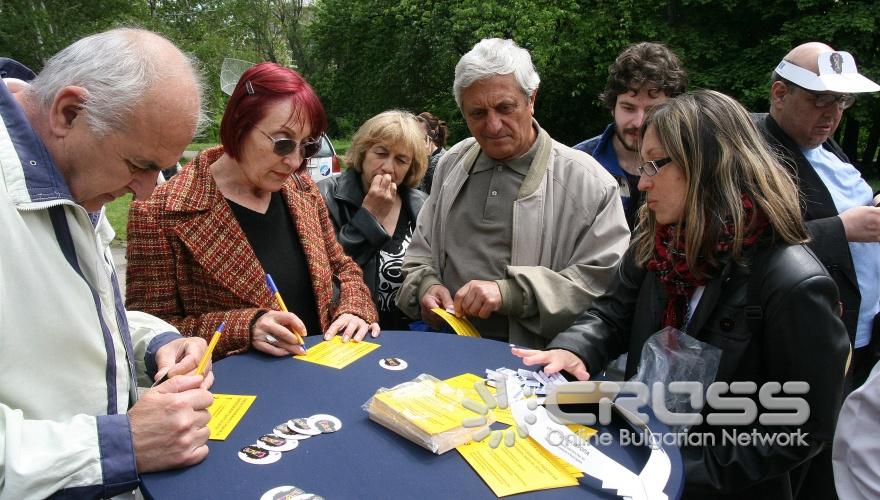 В Южния парк ("Поляната с гълъбите") на специалния щанд на Представителството на ЕК, комисар Кристалина Георгиева даде своя глас в импровизираната анкета за най-важна задача на Европейския съюз през 2010.