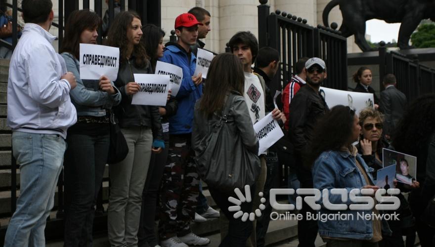 Младежи протестират в съдебна зала по повод делото срещу Илиян Тодоров, който е подсъдим за двойното убийство от 18 април 2009 г. пред дискотека “Соло“ в столицата. Пред дискотеката, на метри от Съдебната палата, бяха убити Васил Александров и Кирил Въжаров.