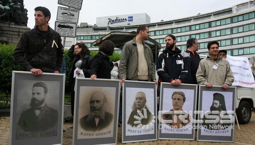 С митинг-шествие учените от БАН ще протестираха срещу идеята на министъра на образованието да разформирова Академията. 