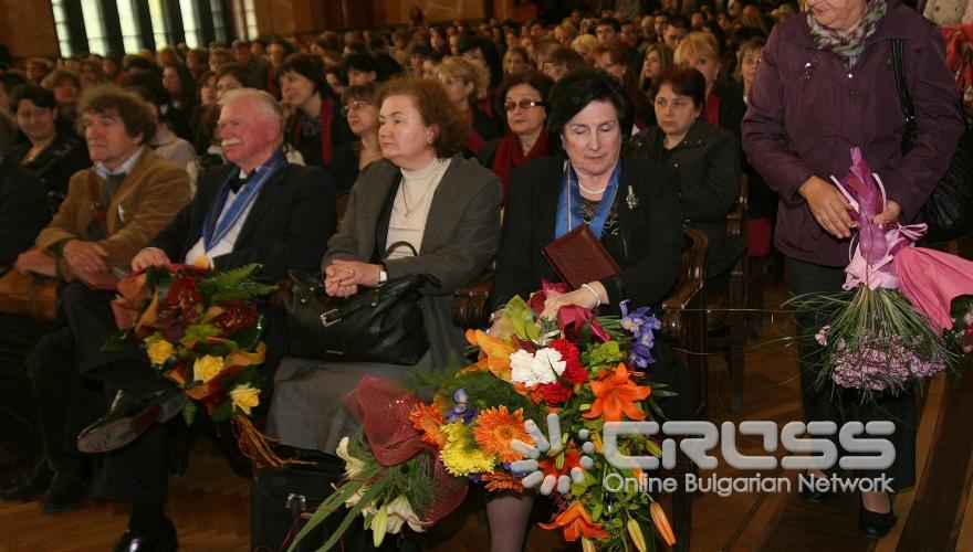 Днес, 20 май,в Аулата на Софийски университет на проф. Кнуд Ларсен беше връчена награда - почетен знак "Св. Климент Охридски" със синя лента. 