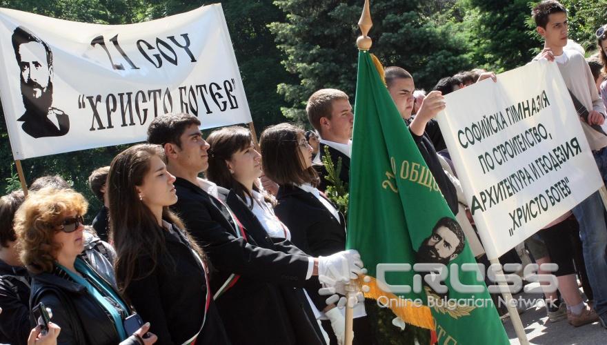 Пред паметника на Христо Ботев в Борисовата градина столичният кмет Йорданка Фандъкова присъства на тържествена церемония за отдаване на почит по повод 134-та годишнина от гибелта на поета-революционер. 