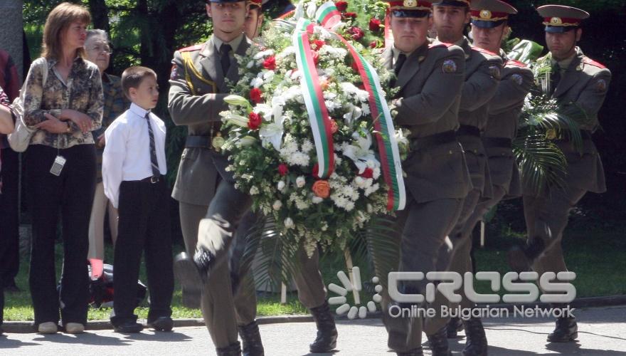 Пред паметника на Христо Ботев в Борисовата градина столичният кмет Йорданка Фандъкова присъства на тържествена церемония за отдаване на почит по повод 134-та годишнина от гибелта на поета-революционер. 