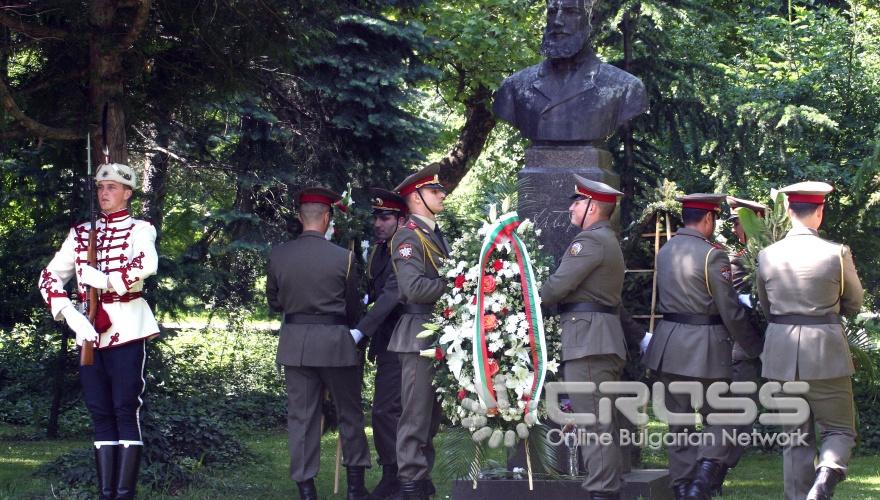 Пред паметника на Христо Ботев в Борисовата градина столичният кмет Йорданка Фандъкова присъства на тържествена церемония за отдаване на почит по повод 134-та годишнина от гибелта на поета-революционер. 