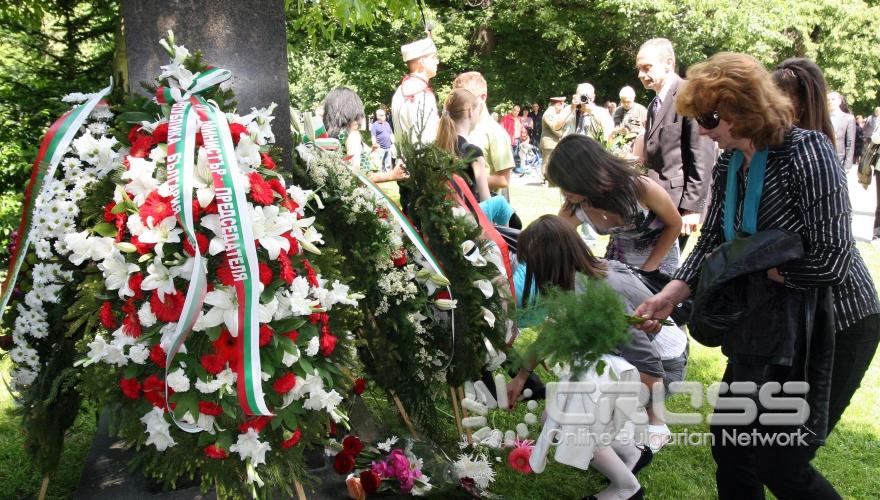 Пред паметника на Христо Ботев в Борисовата градина столичният кмет Йорданка Фандъкова присъства на тържествена церемония за отдаване на почит по повод 134-та годишнина от гибелта на поета-революционер. 