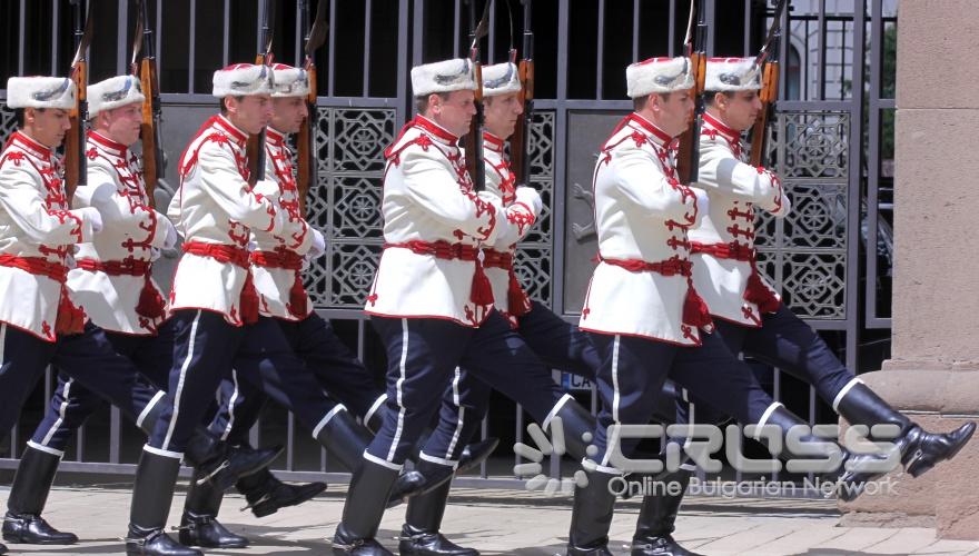 По повод Деня на Ботев се извърши тържествена смяна на почетния караул пред Парадния вход на Администрация на Президента. 