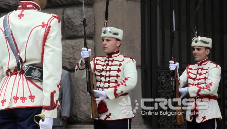 По повод Деня на Ботев се извърши тържествена смяна на почетния караул пред Парадния вход на Администрация на Президента. 