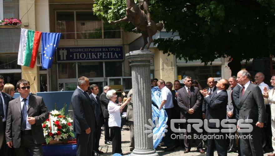 Министър-председателите на България и на Италия Бойко Борисов и Силвио Берлускони открихя в София паметник на италианския национален герой Джузепе Гарибалди.