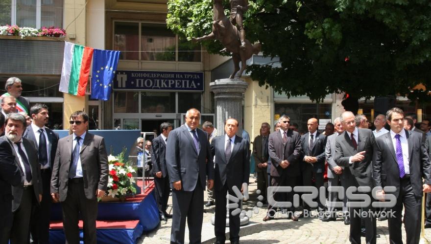 Министър-председателите на България и на Италия Бойко Борисов и Силвио Берлускони открихя в София паметник на италианския национален герой Джузепе Гарибалди.