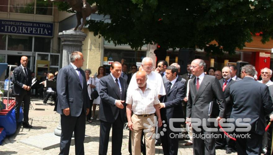 Министър-председателите на България и на Италия Бойко Борисов и Силвио Берлускони открихя в София паметник на италианския национален герой Джузепе Гарибалди.