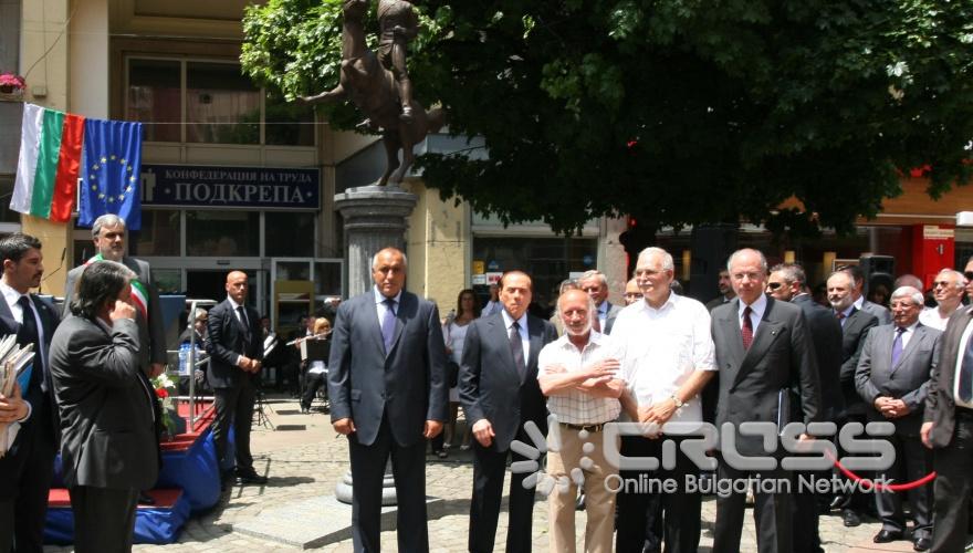 Министър-председателите на България и на Италия Бойко Борисов и Силвио Берлускони открихя в София паметник на италианския национален герой Джузепе Гарибалди.