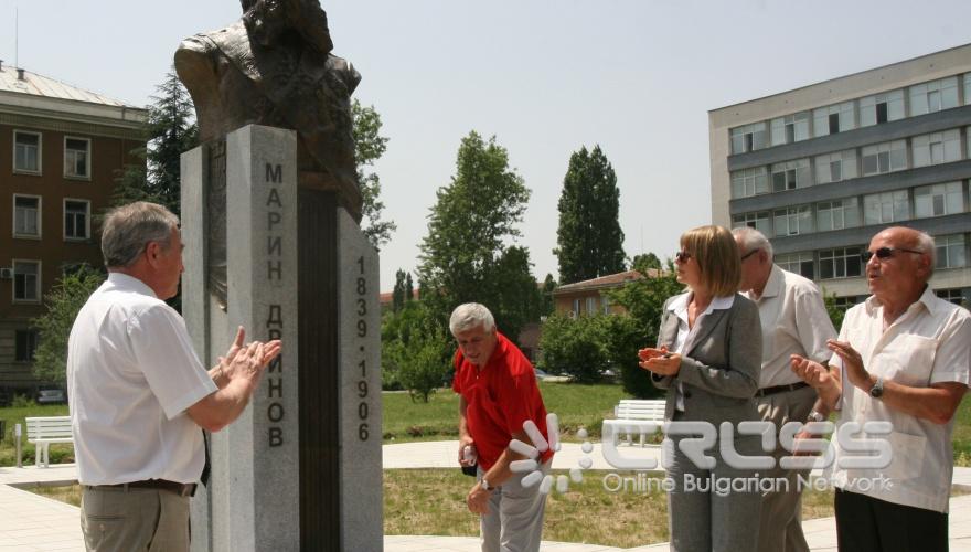 Днес, 15 юни, пред сградата на Академично издателство "Проф. Марин Дринов" се състоя откриването на паметника на проф. Марин Дринов. На събитието присъстваха министърът на образованието Сергей Игнатов и столичният кмет Йорданка Фандъкова. 