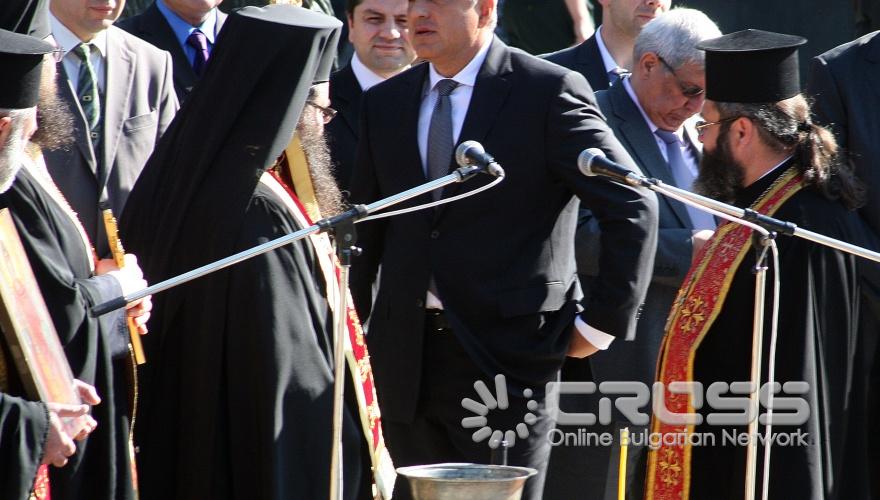 На паметника на Незнайния войн,днес,5 юли се проведе тържествен водосвет на знамената и полагане на венци във връзка с професионалния празник на МВР. На събитието присъстваха премиерът Бойко Борисов, председателят на Народното събрание Цецка Цачева,Цветан Цветанов-министър на вътрешните работи, депутати и др. 