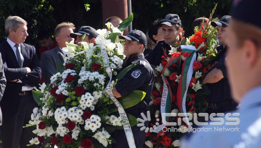 На паметника на Незнайния войн,днес,5 юли се проведе тържествен водосвет на знамената и полагане на венци във връзка с професионалния празник на МВР. На събитието присъстваха премиерът Бойко Борисов, председателят на Народното събрание Цецка Цачева,Цветан Цветанов-министър на вътрешните работи, депутати и др. 