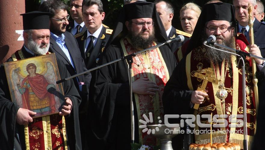 На паметника на Незнайния войн,днес,5 юли се проведе тържествен водосвет на знамената и полагане на венци във връзка с професионалния празник на МВР. На събитието присъстваха премиерът Бойко Борисов, председателят на Народното събрание Цецка Цачева,Цветан Цветанов-министър на вътрешните работи, депутати и др. 