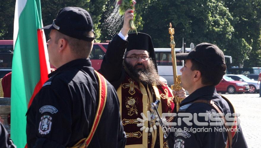 На паметника на Незнайния войн,днес,5 юли се проведе тържествен водосвет на знамената и полагане на венци във връзка с професионалния празник на МВР. На събитието присъстваха премиерът Бойко Борисов, председателят на Народното събрание Цецка Цачева,Цветан Цветанов-министър на вътрешните работи, депутати и др. 