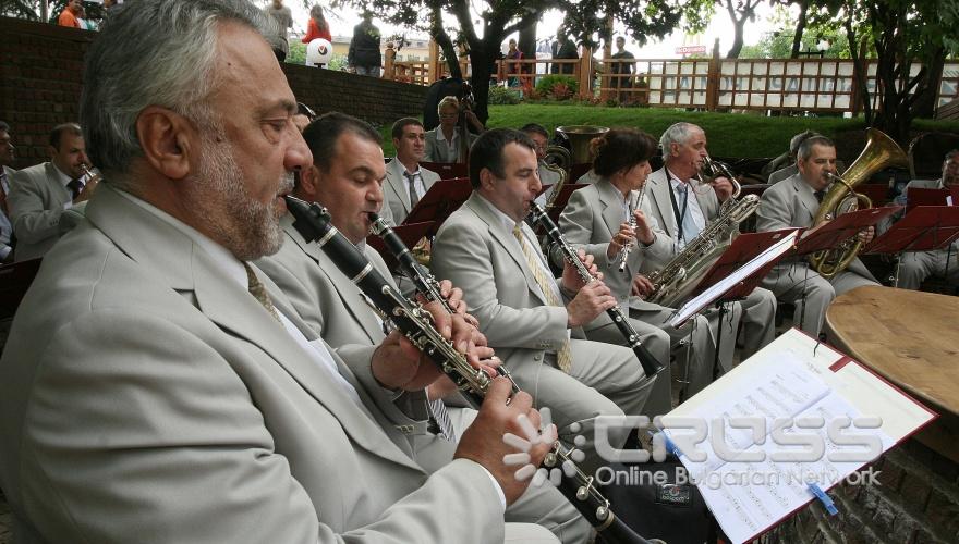 Днес,8 юли, министър-председателят Бойко Борисов и столичният кмет Йорданка Фандъкова откриха новоизградената в парка пред НДК сцена на открито. 