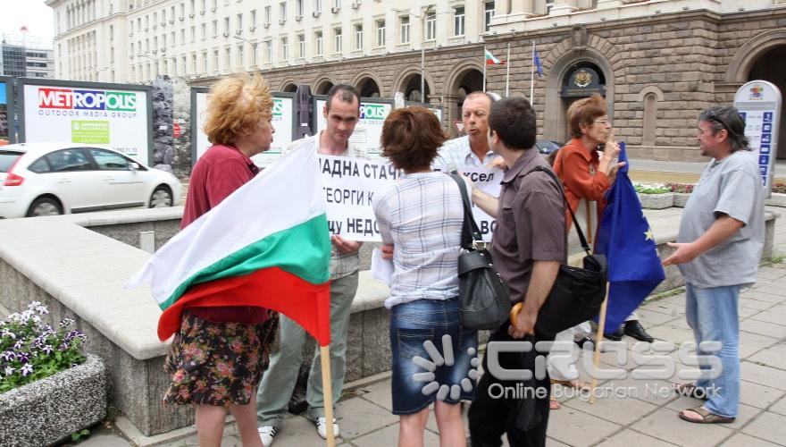 Днес,12 юли, българският ядрен физик Георги Котев, със 17-годишна работа в АЕЦ „Козлодуй", започна безсрочна гладна стачка пред сградата на Европейската комисия в Брюксел, а негови поддръжници протестираха за един час в София на пл. „Независимост" пред президентството 