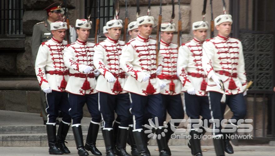 Днес, 12 юли, се извърши тържествена смяна на почетния караул пред Парадния вход на Администрацията на Президента. 