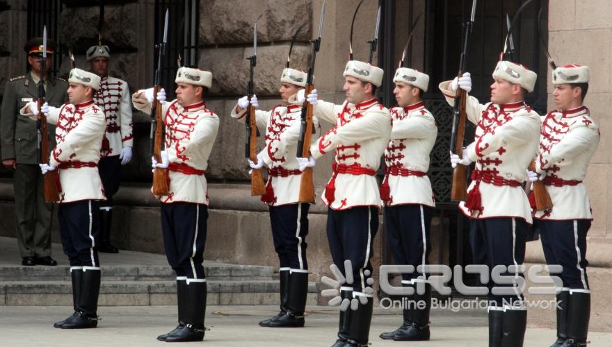 Днес, 12 юли, се извърши тържествена смяна на почетния караул пред Парадния вход на Администрацията на Президента. 