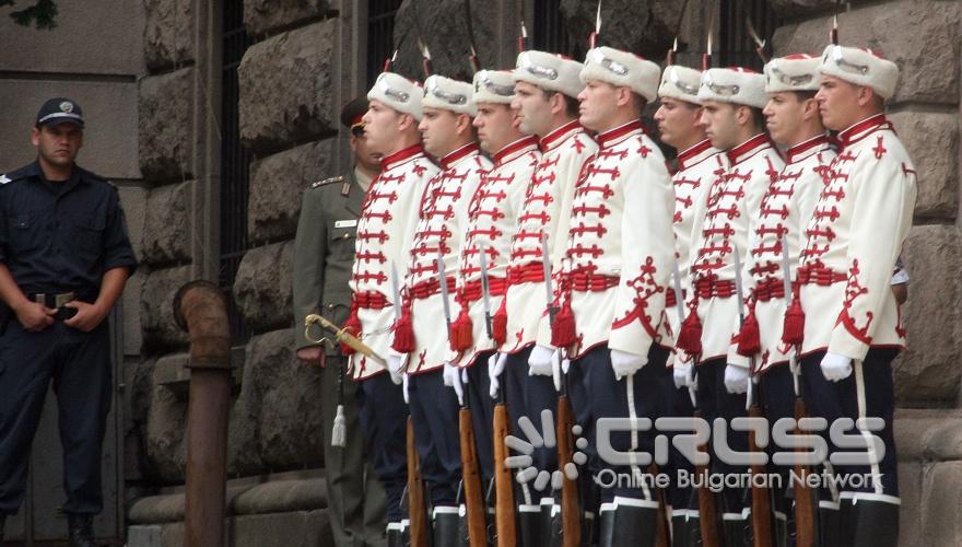 Днес, 12 юли, се извърши тържествена смяна на почетния караул пред Парадния вход на Администрацията на Президента. 