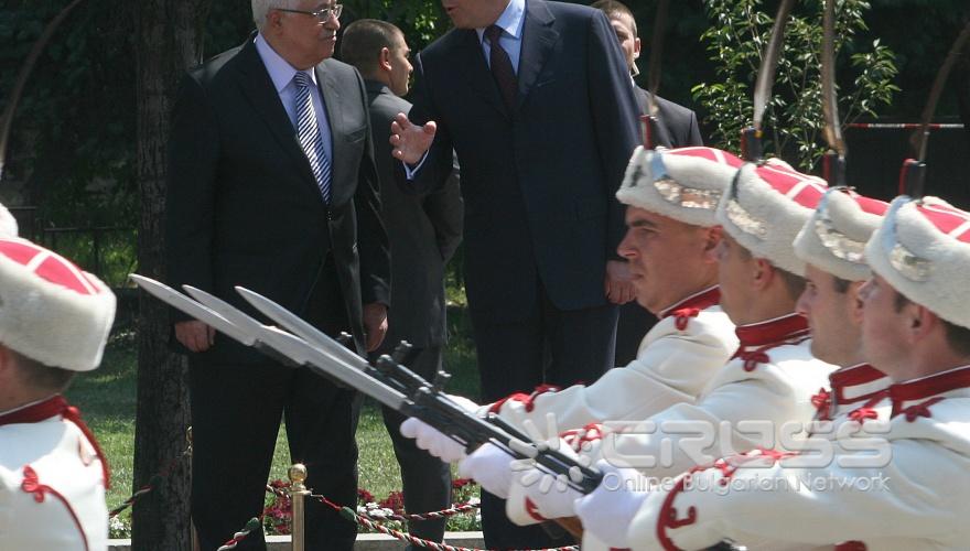 Президентът на Палестинската власт Махмуд Абас пристига на официално посещение в България. Церемонията по официалното му посрещане беше на пл. “Св. Александър Невски”.След това беше положен на венец пред Паметника на Незнайния воин