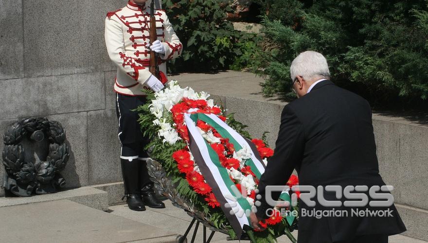 Президентът на Палестинската власт Махмуд Абас пристига на официално посещение в България. Церемонията по официалното му посрещане беше на пл. “Св. Александър Невски”.След това беше положен на венец пред Паметника на Незнайния воин