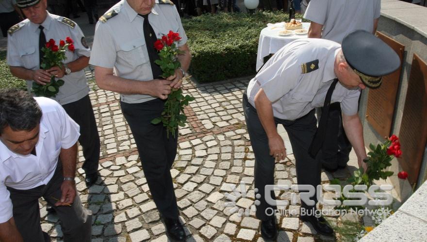 Днес,20 юли,в двора на ГД „Пожарна безопасност и спасяване" министър Цветан Цветанов поднесе цветя на мемориала на загиналите при изпълнение на служебния си дълг огнеборци. В този ден пожарникарите отбелязват деня на Свети Пророк Илия, покровител на огъня и гръмотевиците и техен закрилник. 