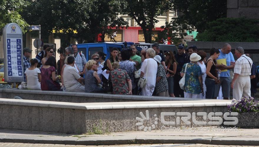 Сдружение Антималигноцит се събра пред Министерски съвет днес, 3 август, за да настоява за среща с премиера Бойко Борисов. 