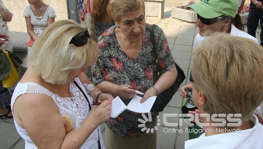 Сдружение Антималигноцит се събра пред Министерски съвет днес, 3 август, за да настоява за среща с премиера Бойко Борисов. 