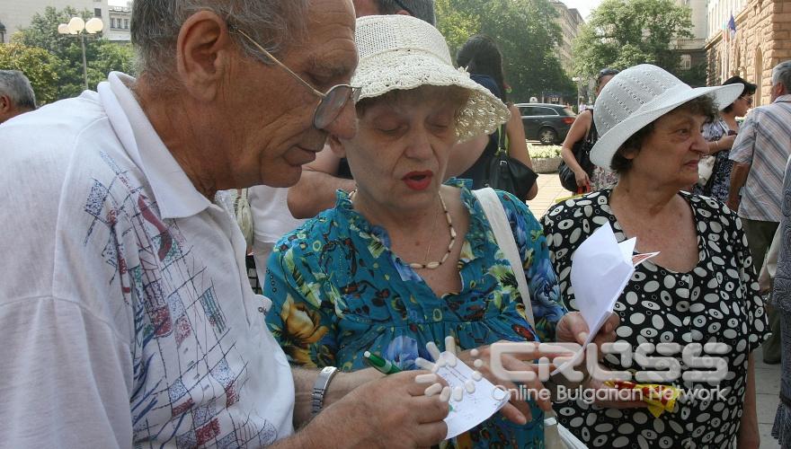 Сдружение Антималигноцит се събра пред Министерски съвет днес, 3 август, за да настоява за среща с премиера Бойко Борисов. 