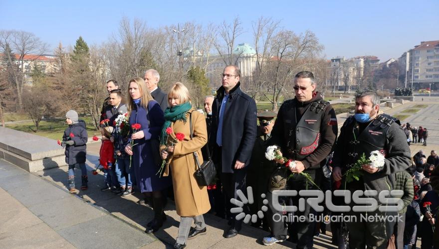 Поднасяне на цветя на паметника на съветската армия

***сн. РКИЦ