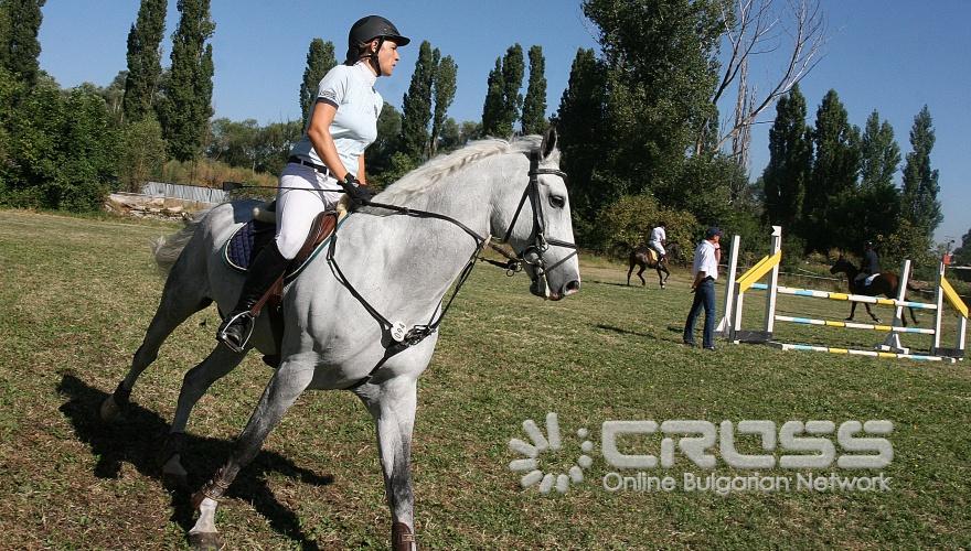 Международния турнир “ Св. Георги” по прескачане на препятствия се провежда от днес до 22 Август на КСБ “Хан Аспарух” – София в чест на патронния празник на ЕК “Св. Георги” и деня на гр. София. Това е 18-я турнир, в който ще участват над 45 отбора от България, Гърция, Македония, Румъния, Сърбия, Турци