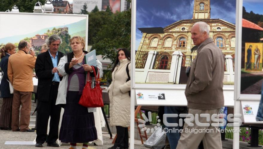 Днес,1 септември,на моста на НДК проф. Георги Бакалов, председател на Държавна агенция „Архиви” откри официално изложбата „България в блясък” 