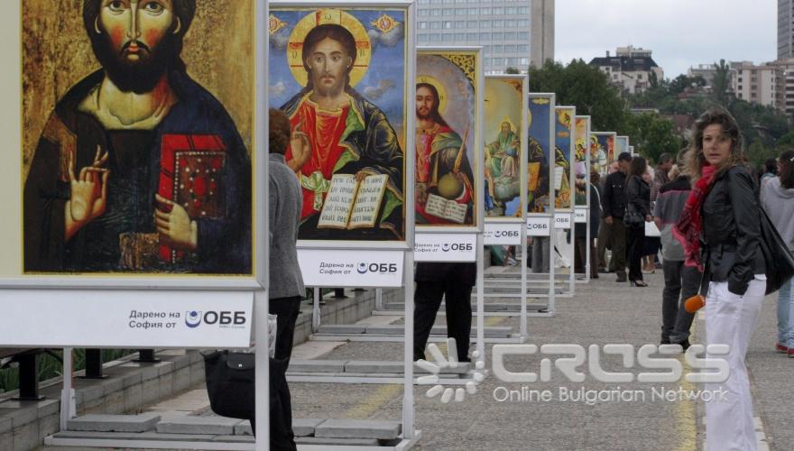 Днес,1 септември,на моста на НДК проф. Георги Бакалов, председател на Държавна агенция „Архиви” откри официално изложбата „България в блясък” 