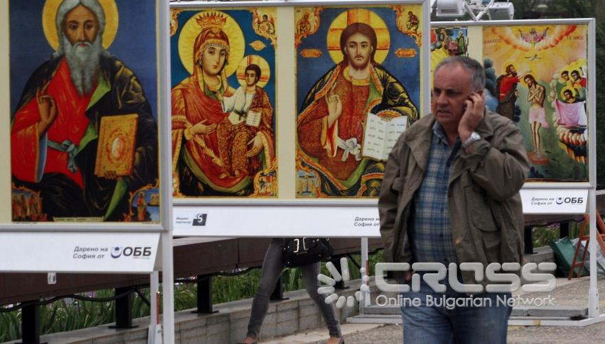 Днес,1 септември,на моста на НДК проф. Георги Бакалов, председател на Държавна агенция „Архиви” откри официално изложбата „България в блясък” 