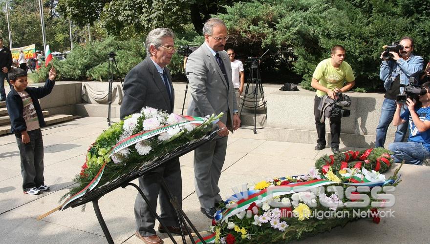 Днес,6 септември,Столичната община и Общонародно сдружение „Мати Болгария" организираха традиционното шествие-поклонение, посветено на 125-годишнината от Съединението на Източна Румелия с Княжество България.Кметът на София Йорданка Фандъкова положи цветя пред Паметника на Незнайния войн 