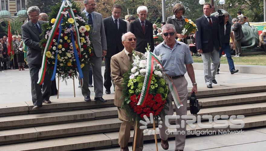 Днес,6 септември,Столичната община и Общонародно сдружение „Мати Болгария" организираха традиционното шествие-поклонение, посветено на 125-годишнината от Съединението на Източна Румелия с Княжество България.Кметът на София Йорданка Фандъкова положи цветя пред Паметника на Незнайния войн 